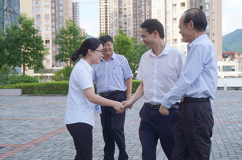 德江县常务副县长刘祖辉到beat365看望教师(图2)