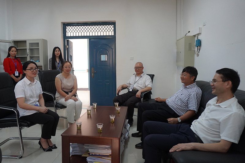 德江县常务副县长刘祖辉到beat365看望教师(图3)