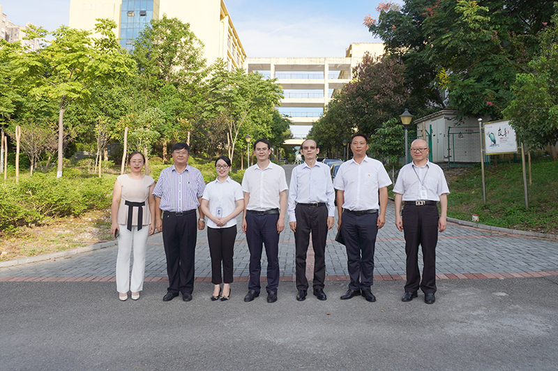 德江县常务副县长刘祖辉到beat365看望教师(图4)