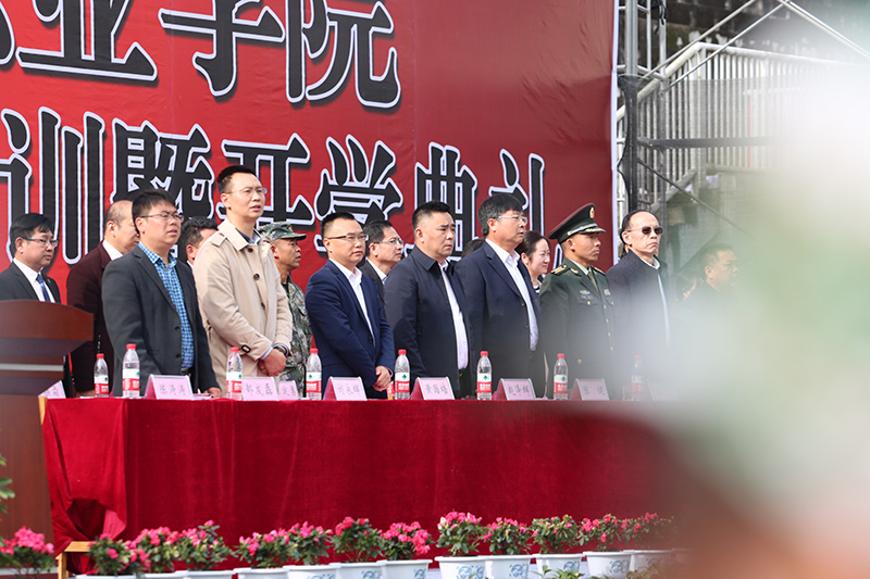 beat365中国官方网站举行2020级新生军训结训暨开学典礼(图2)