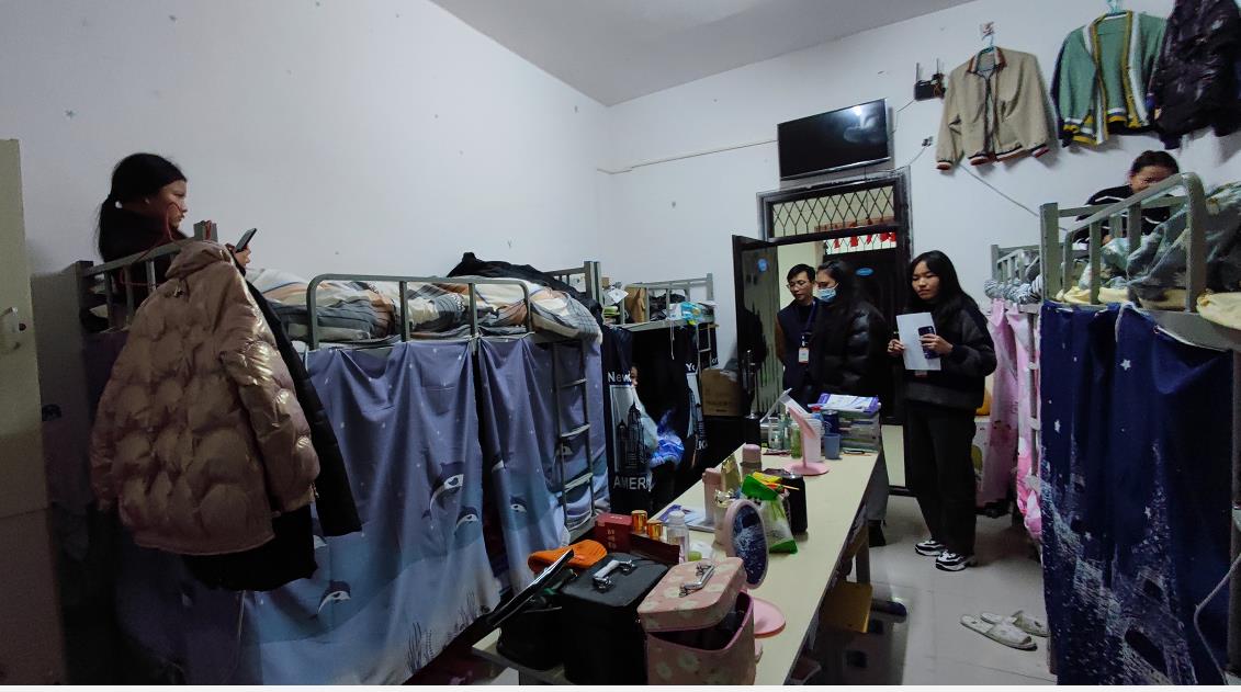 安全无小事,预防要争先 —大数据与信息技术学院组织开展宿舍楼栋安全大检查(图1) 安全无小事,预防要争先 —大数据与信息技术学院组织开展宿舍楼栋安全大检查(图1)