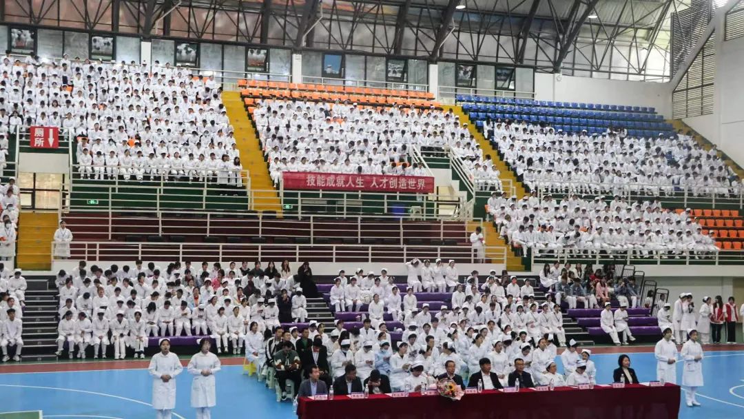 beat365中国官方网站举行5·12国际护士节活动暨授帽仪式(图1)