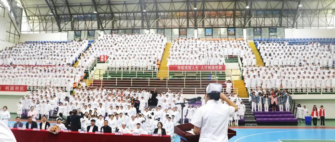 beat365中国官方网站举行5·12国际护士节活动暨授帽仪式(图6)