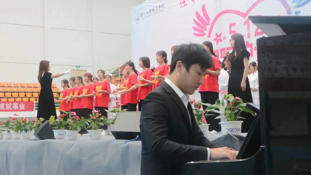 beat365中国官方网站举行5·12国际护士节活动暨授帽仪式(图9)