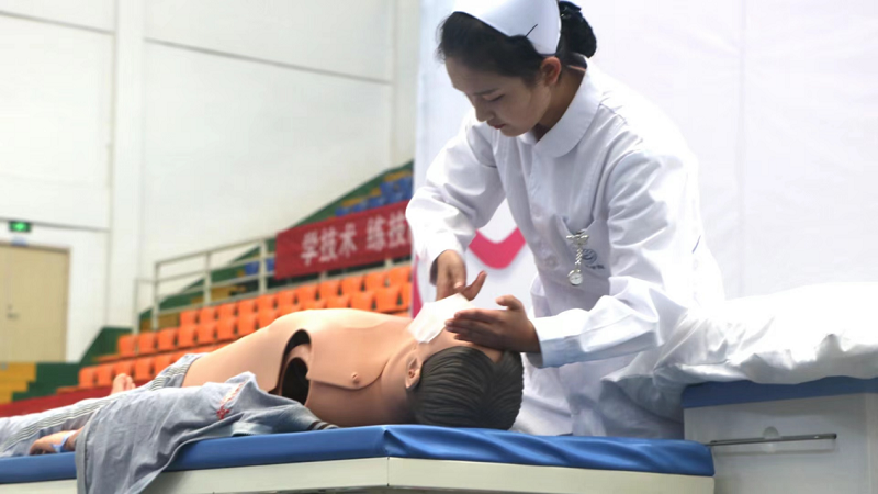 强护理技能，展天使风采——beat365中国官方网站成功举办5·12国际护士节活动暨授帽仪式(图8)