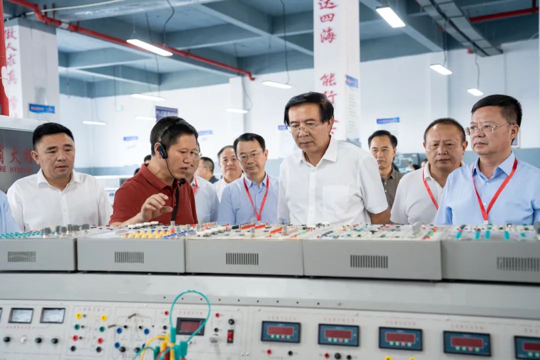 省十四届人大铜仁代表团代表到beat365中国官方网站集中视察调研(图1)