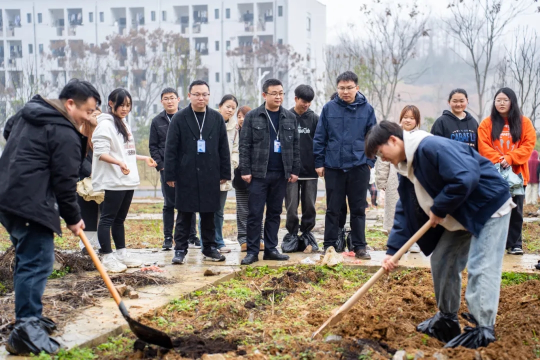 药学学子躬耕百草园 劳动教育浇灌“双苗”成长——beat365药学院创新实践育人模式(图2)