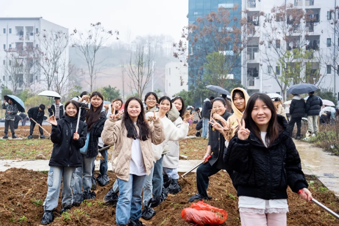 药学学子躬耕百草园 劳动教育浇灌“双苗”成长——beat365药学院创新实践育人模式(图4)