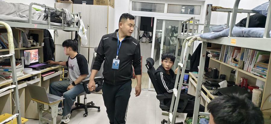 暖心进寝室 筑梦助成长 人工智能与信息工程学院开展宿舍大走访(图2)