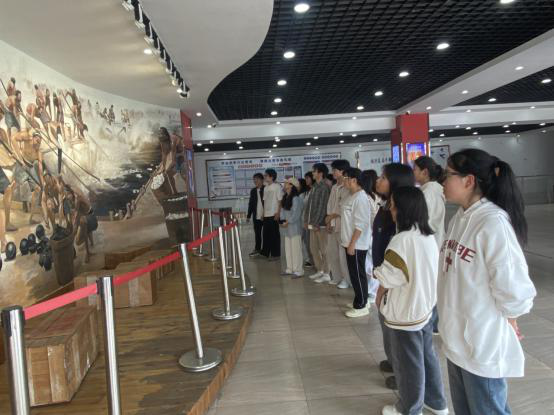 筑牢国家安全防线&nbsp;师生共践使命担当——药学院教师党支部、学生党支部联合团总支学生干部开展第十个“国家安全教育日”主题党日活动(图3)