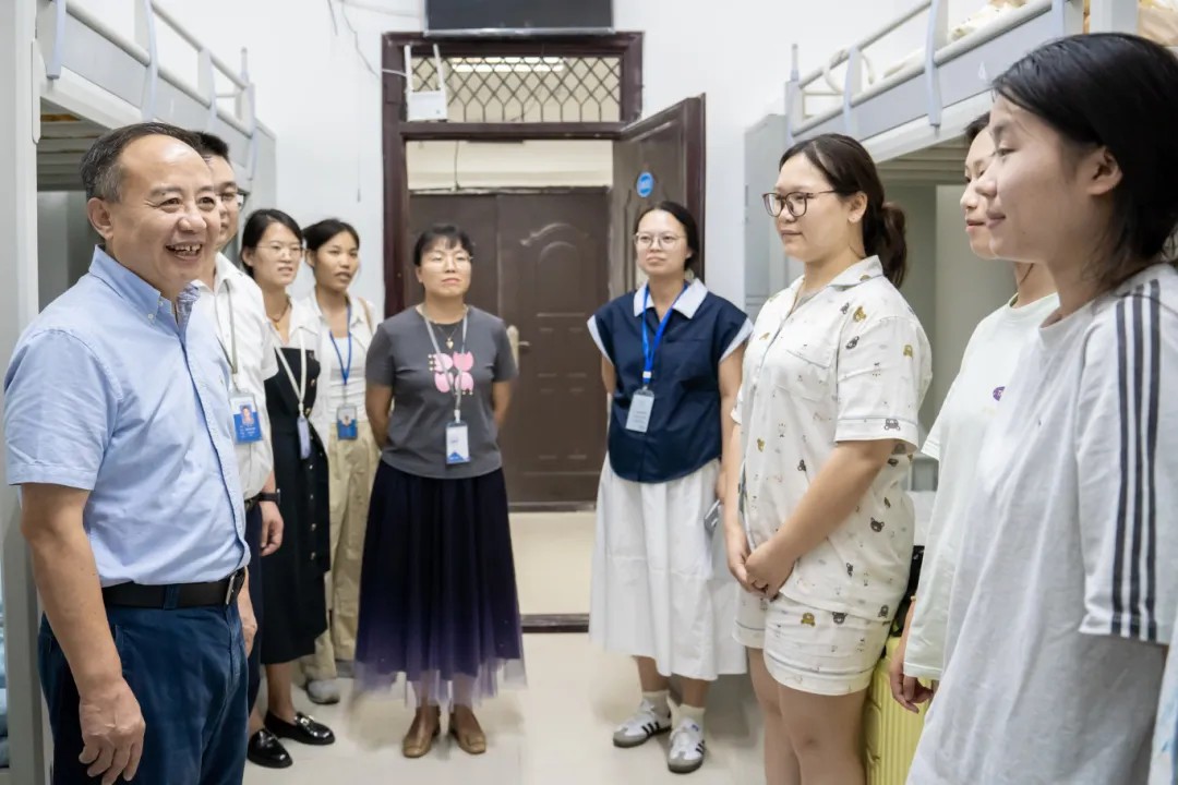 温情走访 寄语新生丨校领导暖心走访新生寝室(图1) 温情走访 寄语新生丨校领导暖心走访新生寝室(图1)