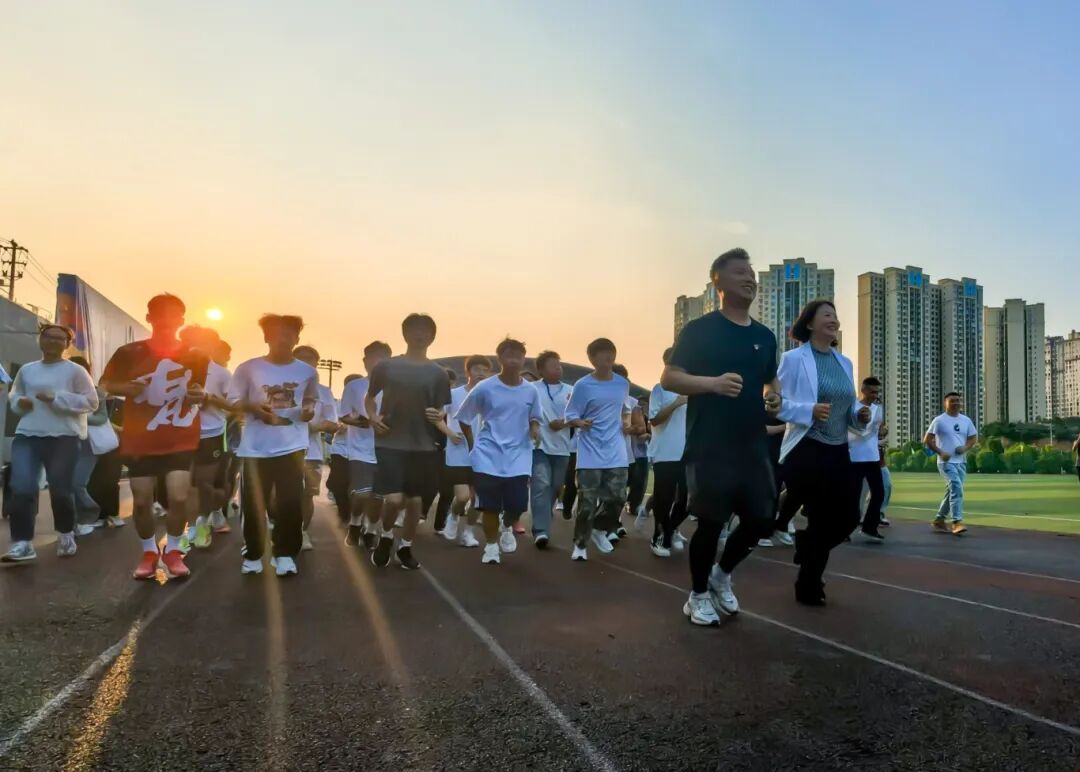 党建引领聚活力 师生共跑启新程丨智能制造与汽车工程学院“健康奔跑向未来”活动火热开跑(图2)