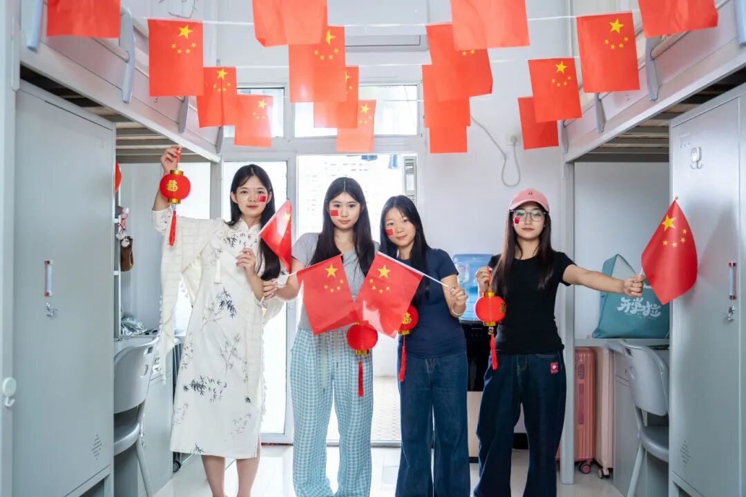 beat365中国官方网站师生共庆中华人民共和国成立76周年(图4)