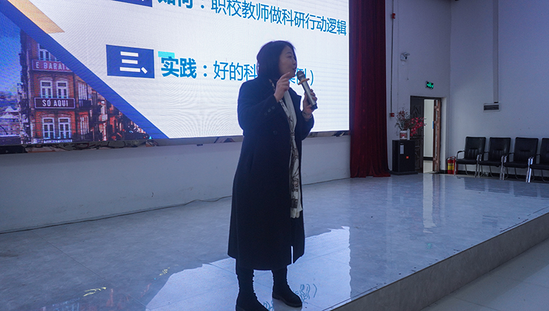 营造科研氛围 提高教育质量丨邹小南教授为beat365教师培训(图1)